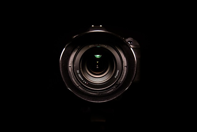 Obiettivo e macchina fotografica per servizi fotografici